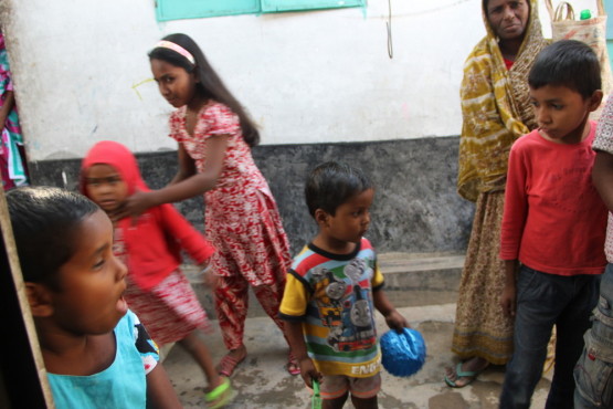 リキシャマン　タヒルの家の子供や近所の子供と遊ぶ