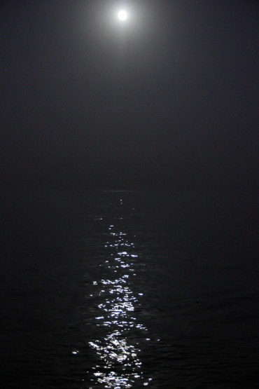 紅海と月