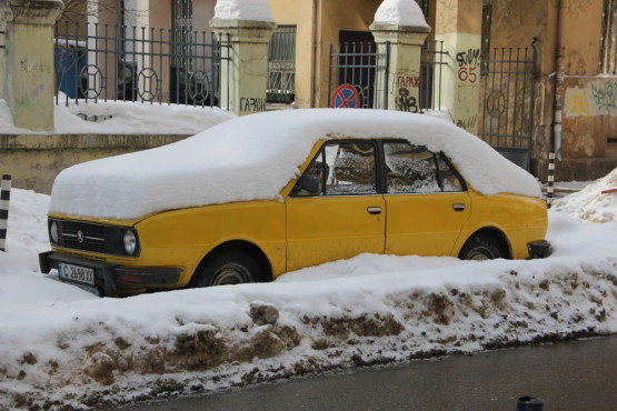 雪に埋もれた車