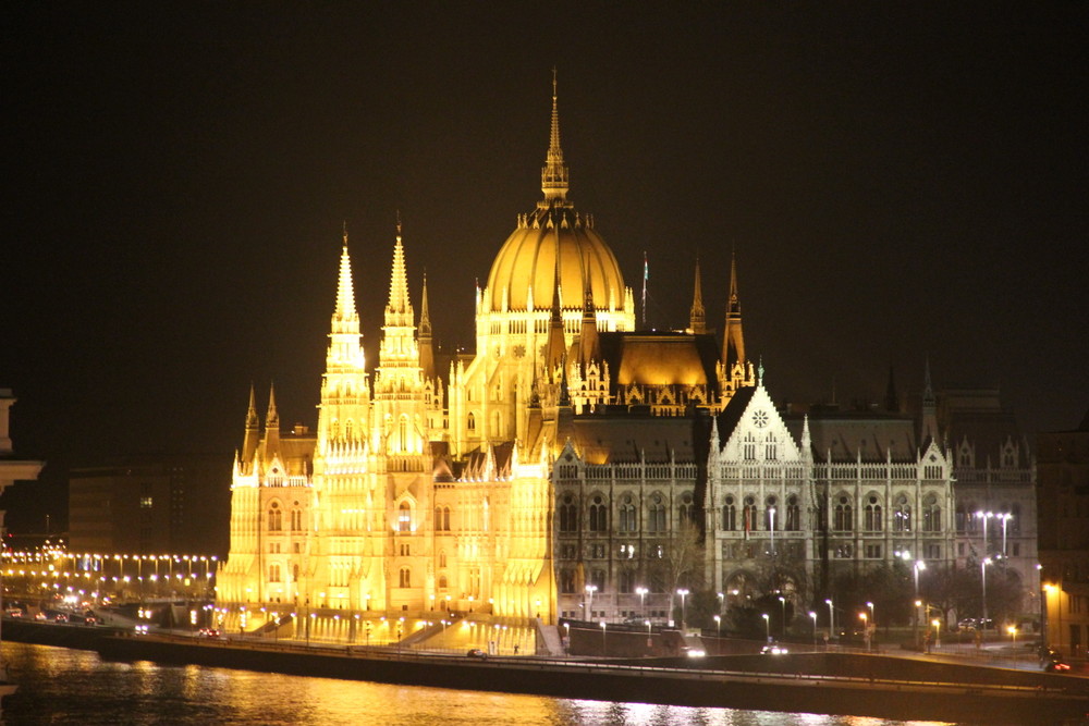 ハンガリーのブタペストの夜景とドナウ川と