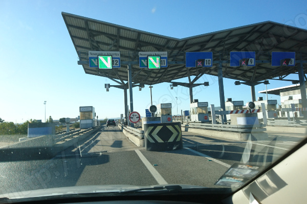 ポルトガルの高速道路を使う方法！無料から有料に変わったETC的システム